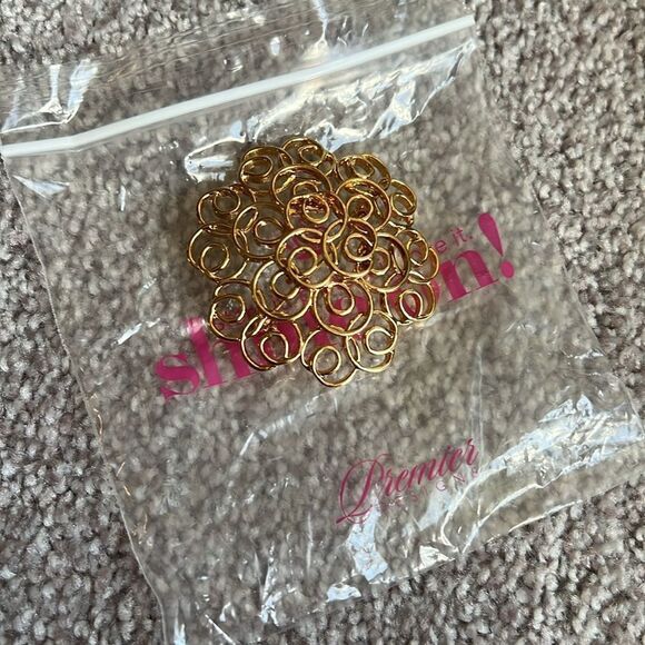 Premier Designs Gold Pendant - Picture 2 of 3